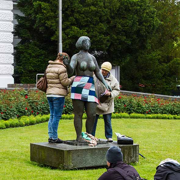 Eva wird eingekleidet
