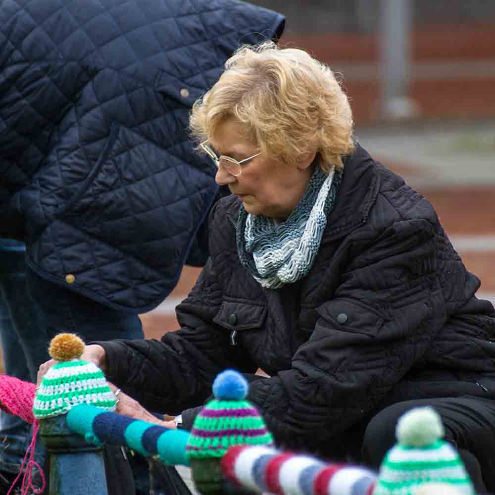 Auch das Geländer wird bestrickt
